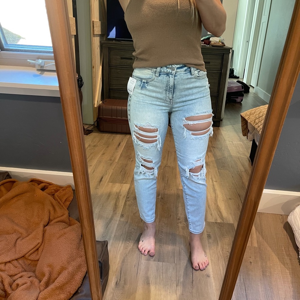 Super light wash willow and root distressed high rise mom jeans size 27 NWT